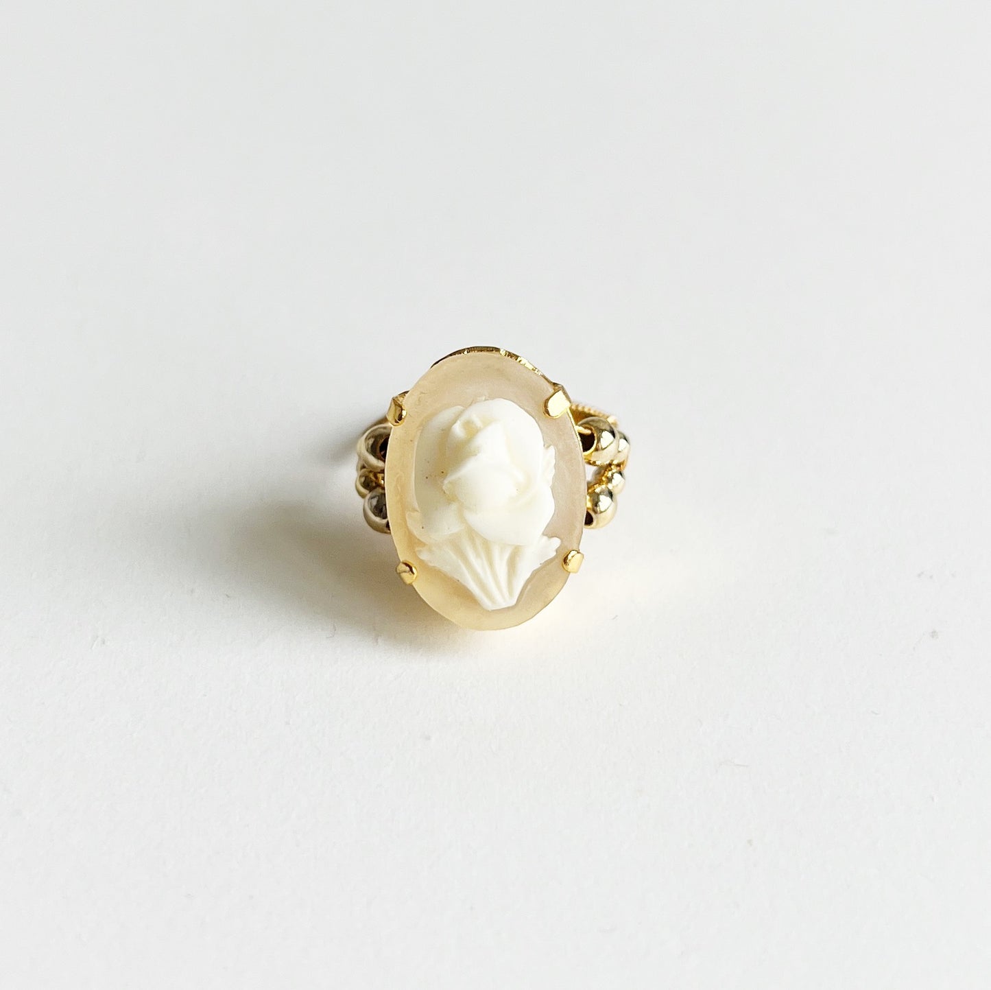 Cabochon ring -cream floral-
