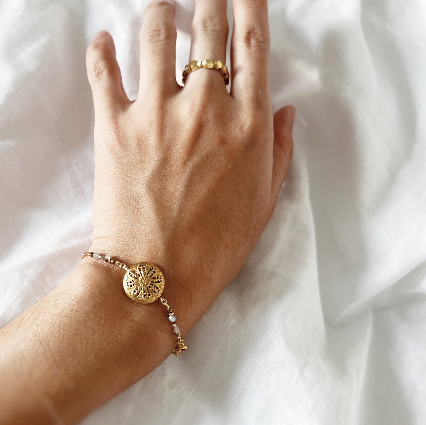 Vintage button bracelet -clear-