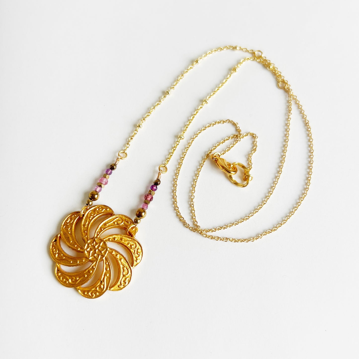 Vintage button necklace -pink-