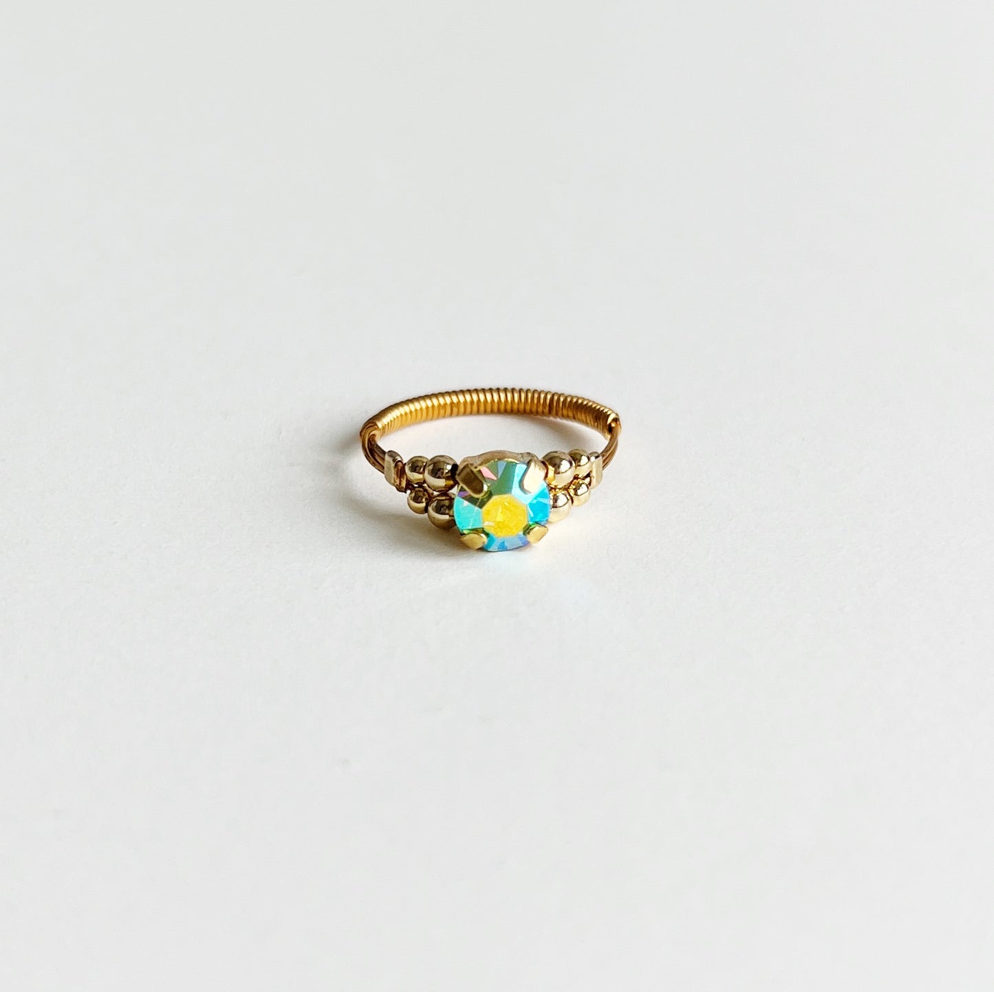 Cabochon ring -aurora light green-