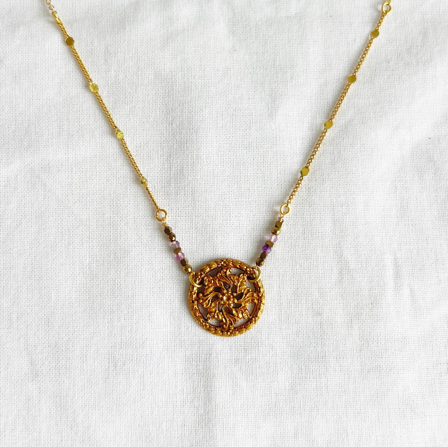 Vintage button necklace -purple-