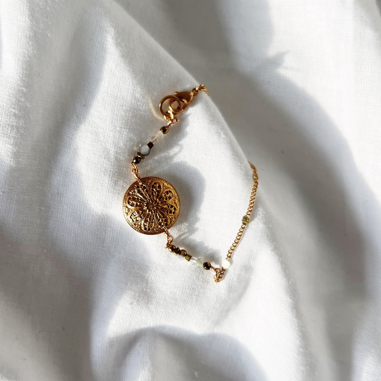 Vintage button bracelet -clear-