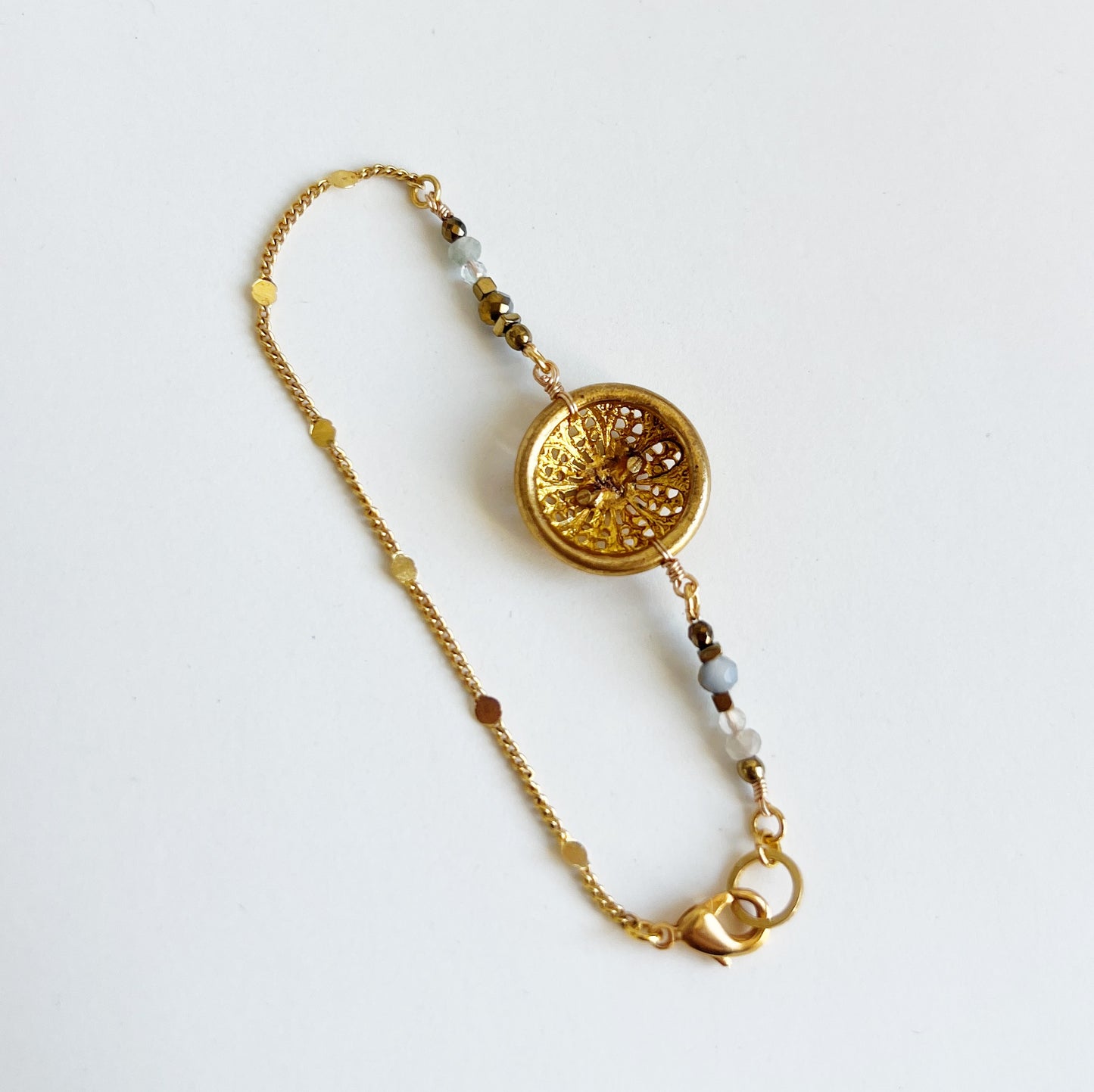 Vintage button bracelet -clear-