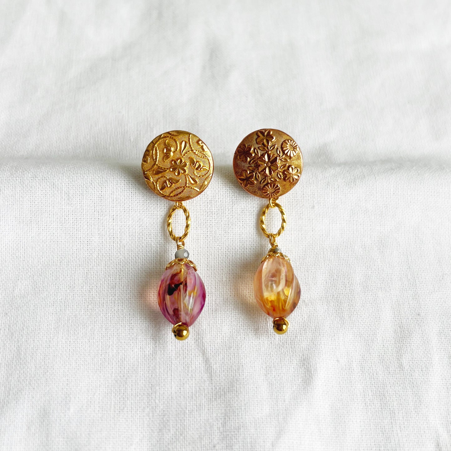 Vintage button earrings -flower-