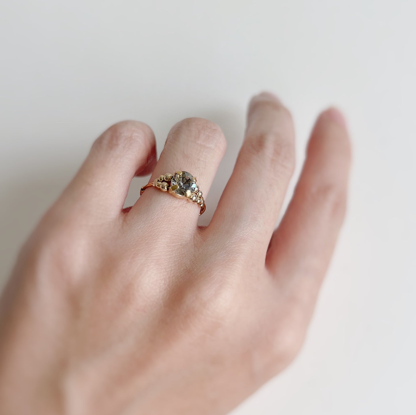 Cabochon ring -light grey-