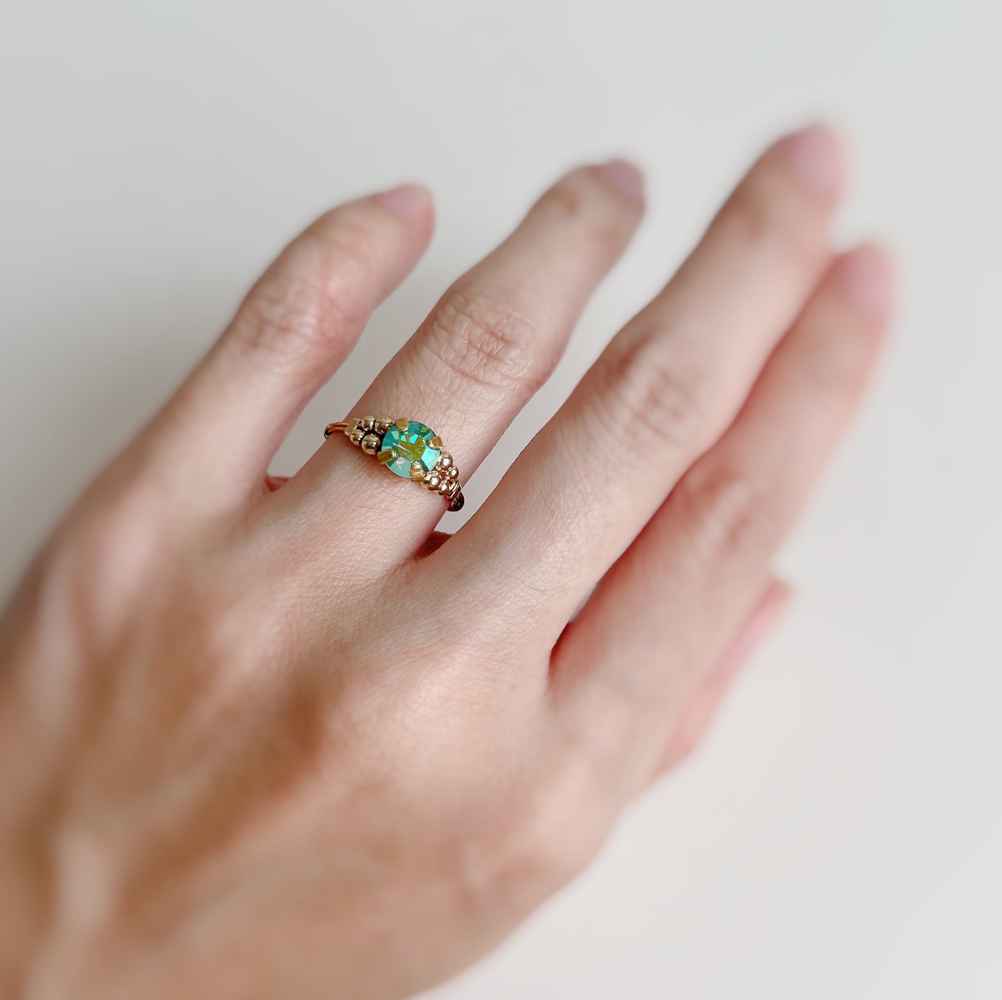 Cabochon ring -aurora light green-