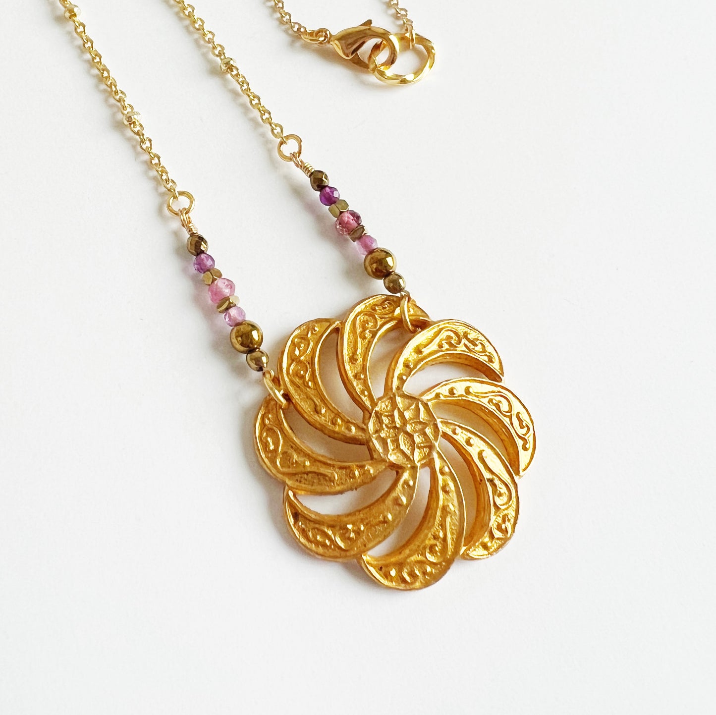 Vintage button necklace -pink-