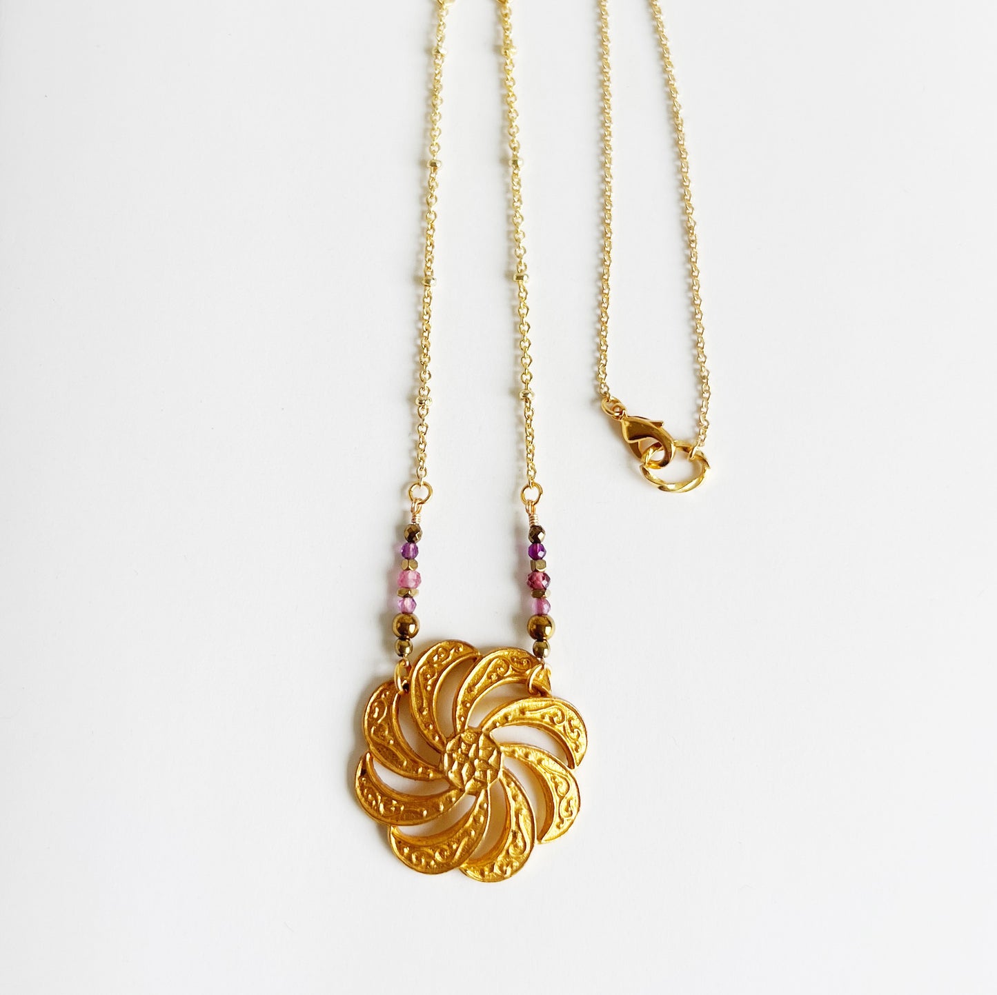 Vintage button necklace -pink-