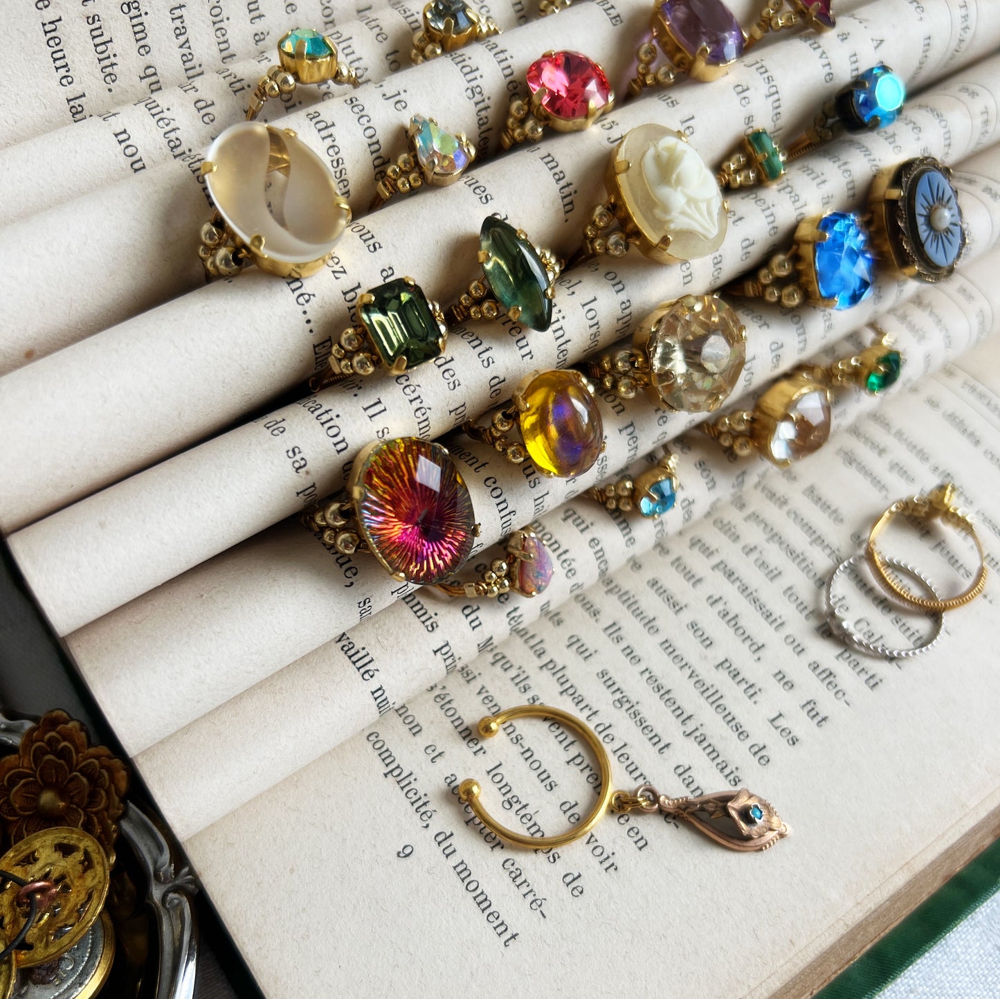 Cabochon ring -cream floral-