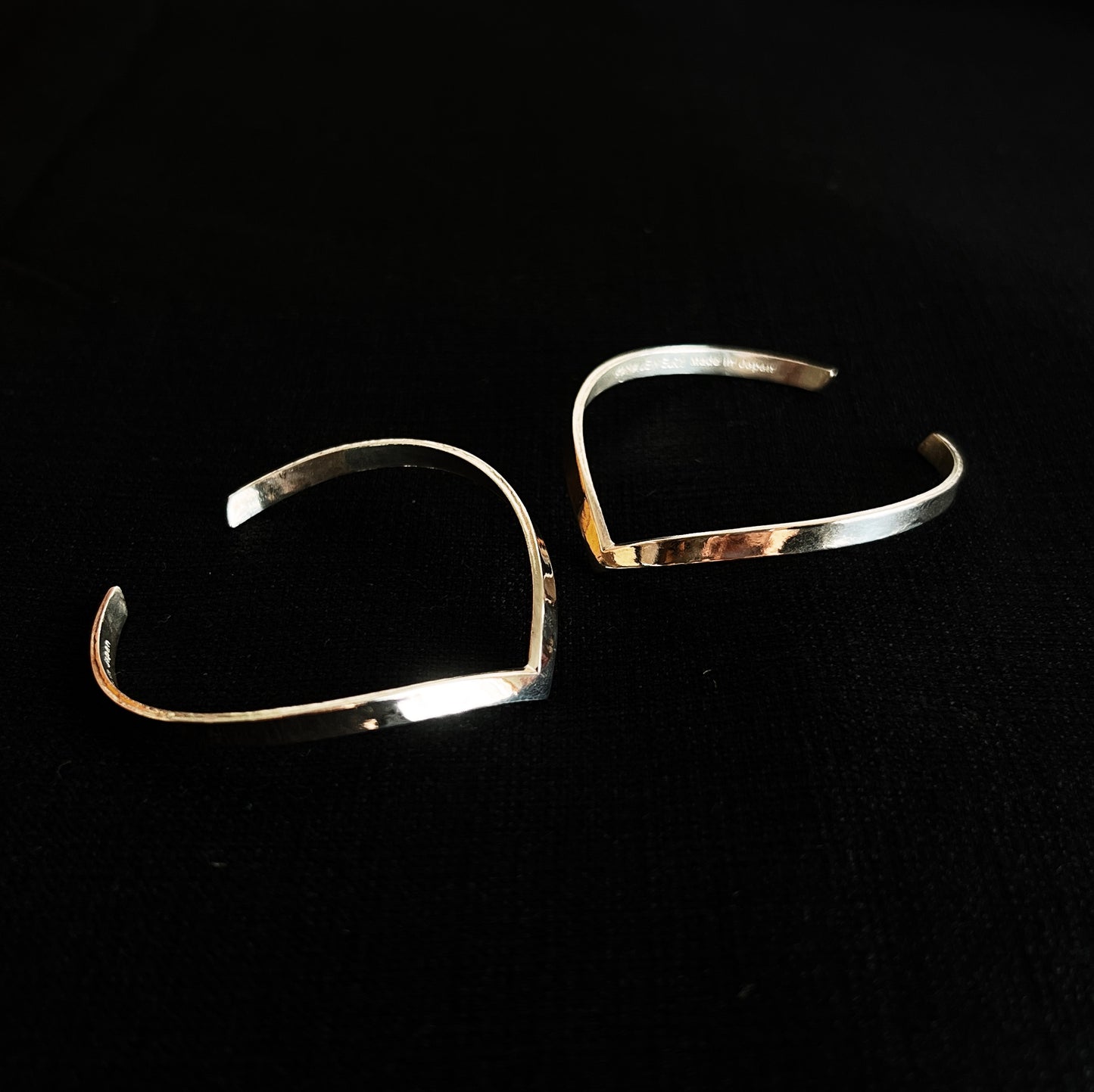 V shaped bangle