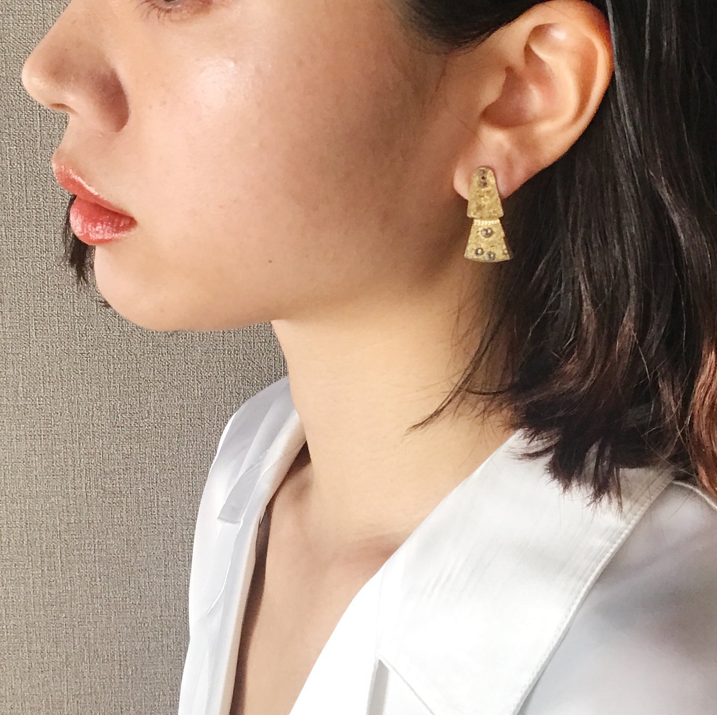 Movement pierce -grey-