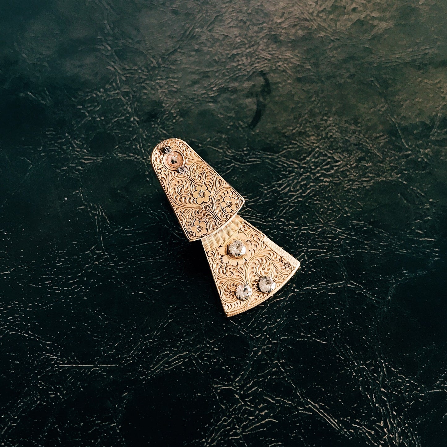 Movement pierce -grey-