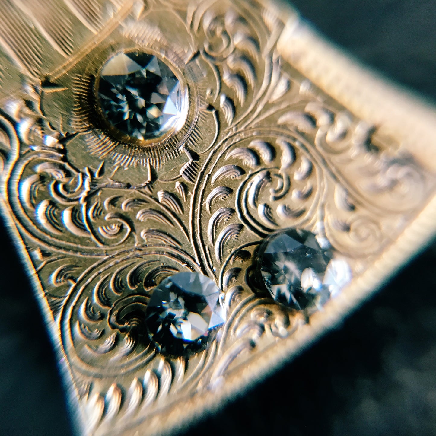Movement pierce -grey-