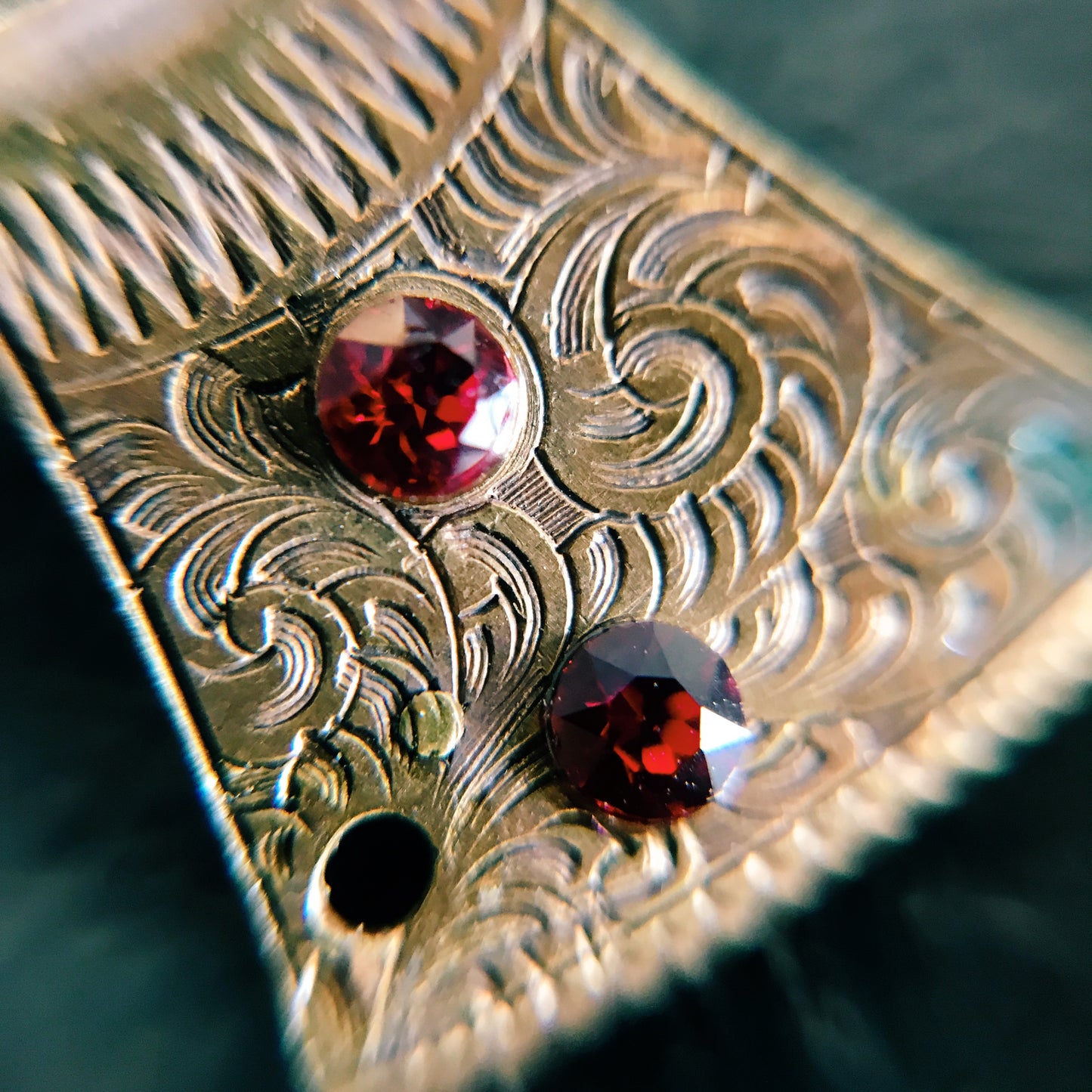 Movement pierce -red-