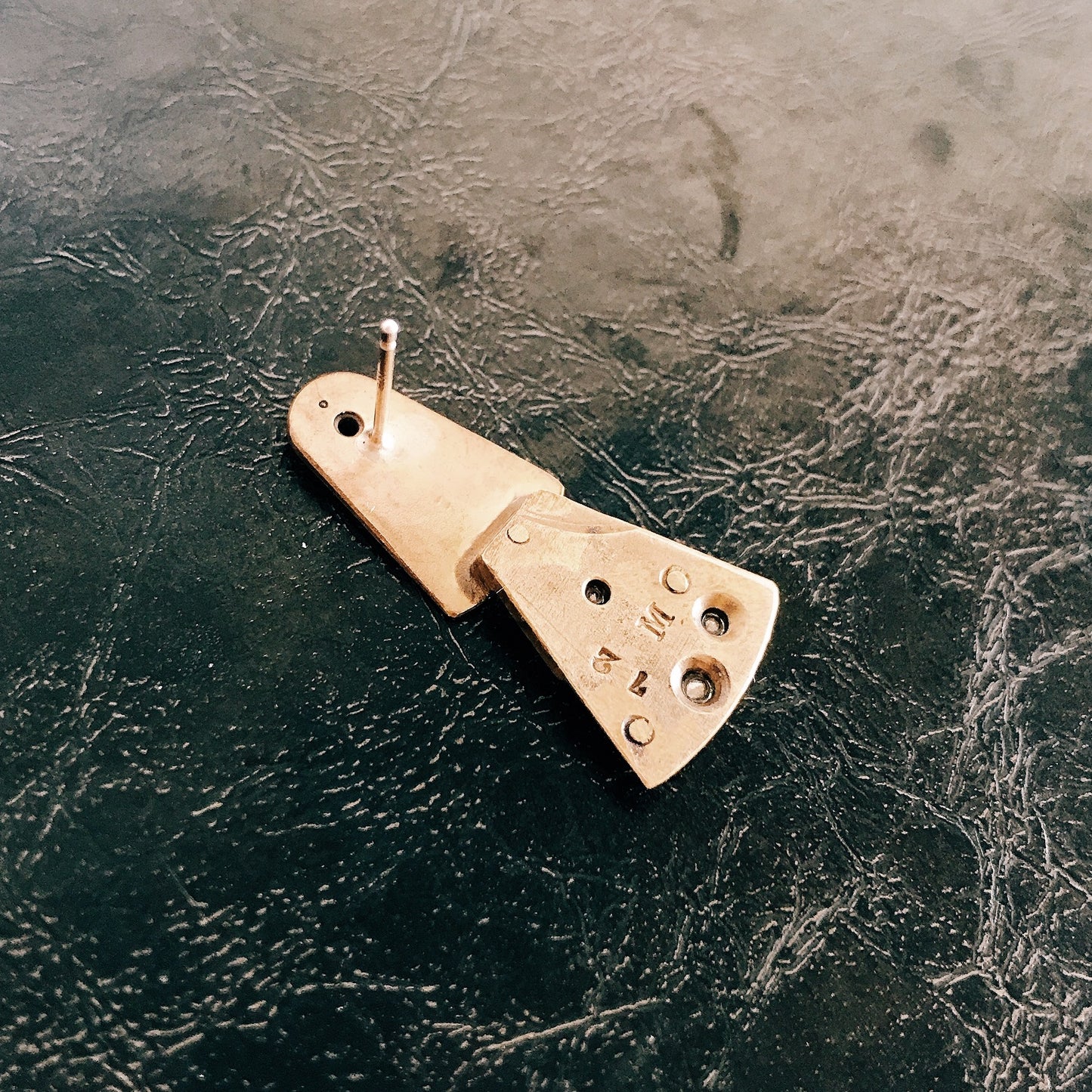 Movement pierce -grey-