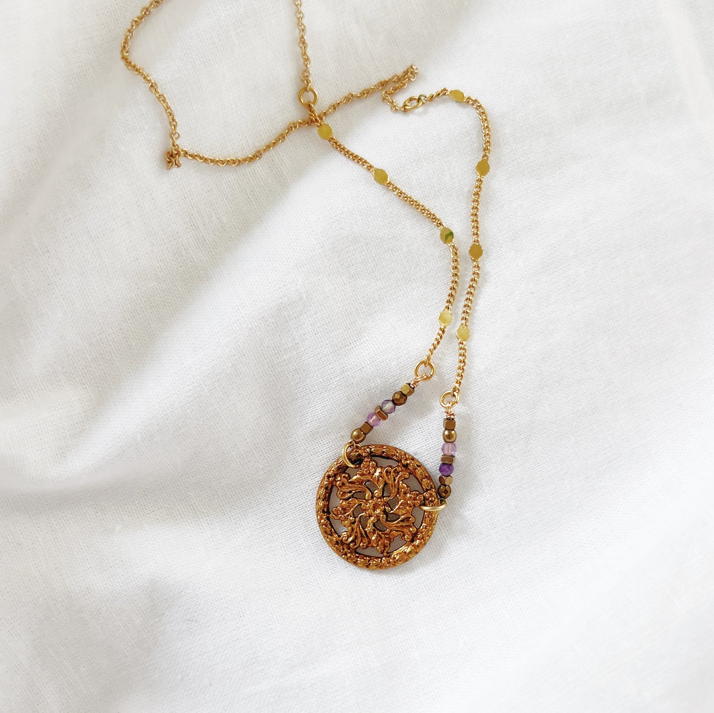 Vintage button necklace -purple-