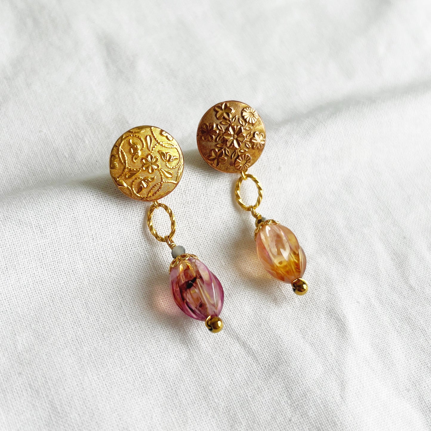 Vintage button earrings -flower-