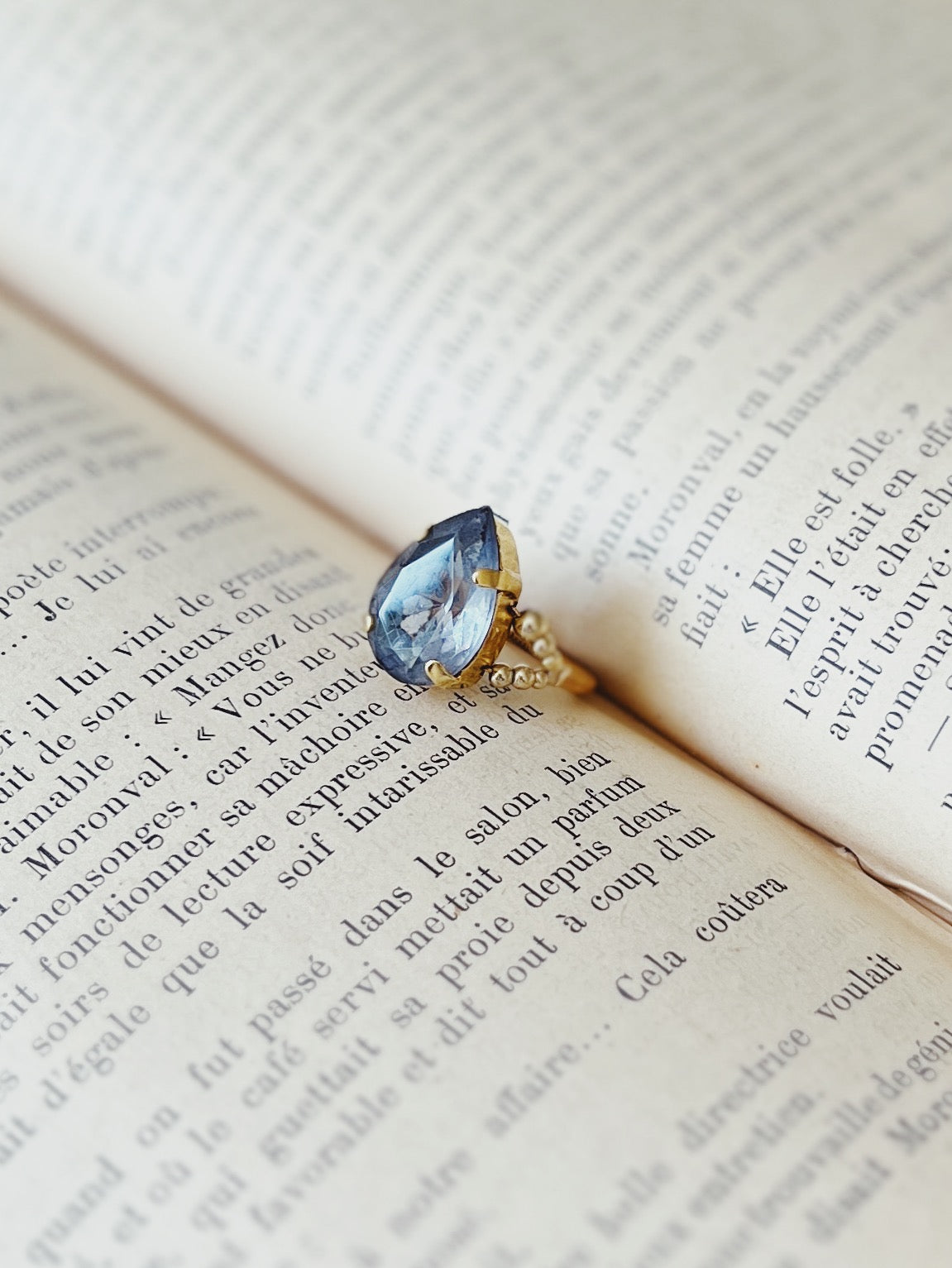 Cabochon ring / Ice blue