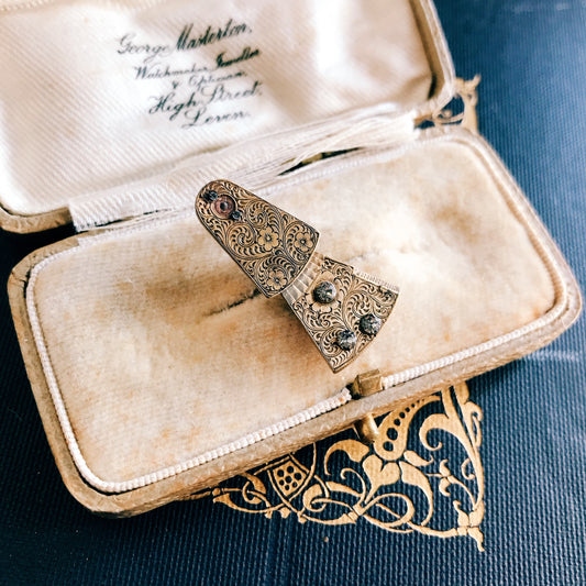 Movement pierce -grey-